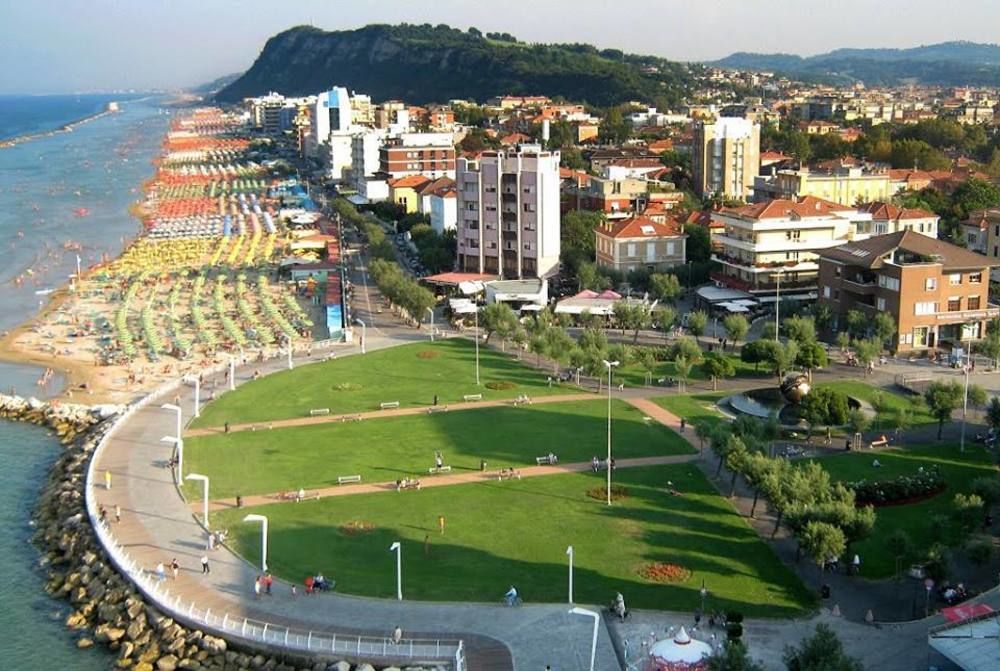 Hotel Bristol بيزارو المظهر الخارجي الصورة