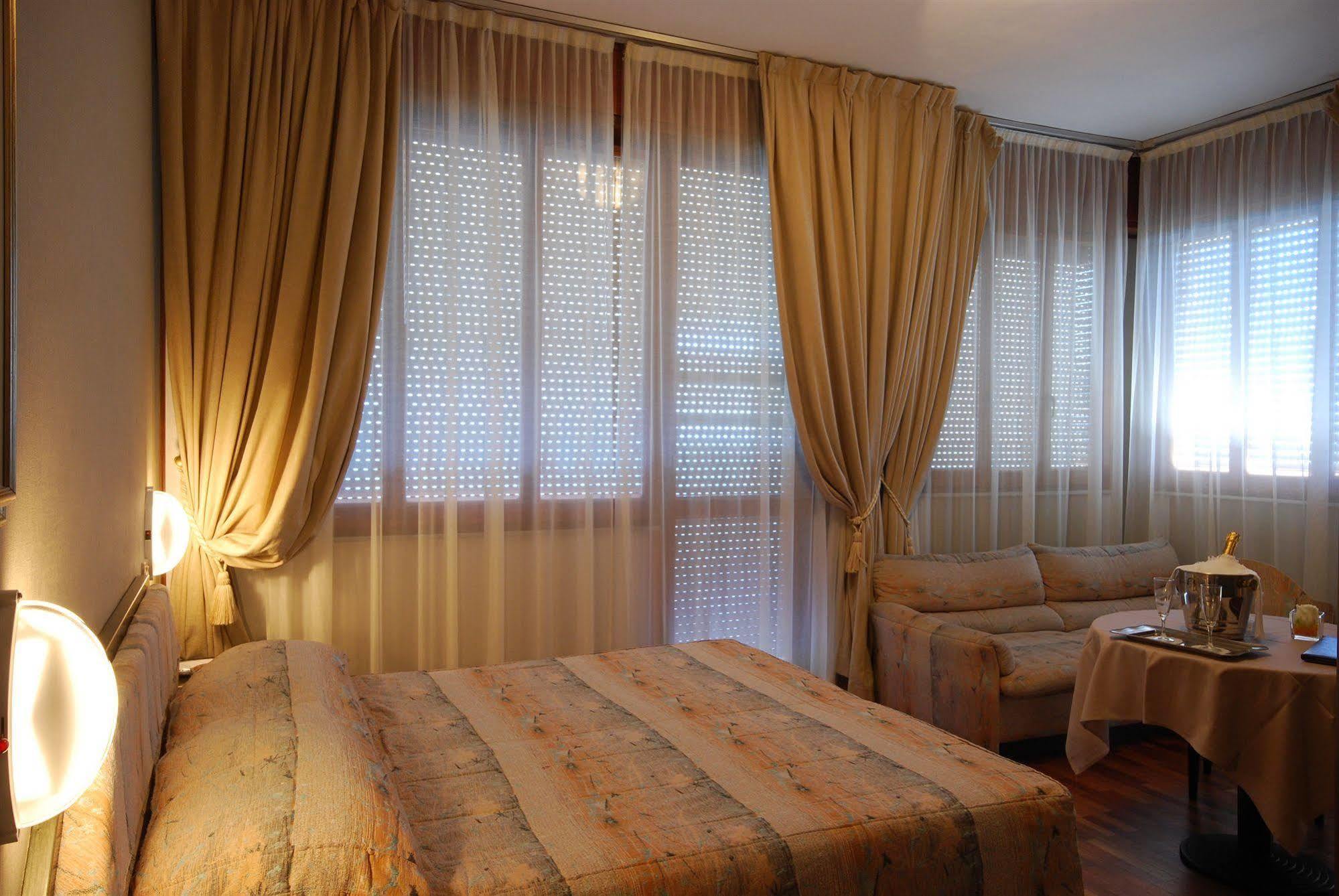 Hotel Bristol بيزارو المظهر الخارجي الصورة